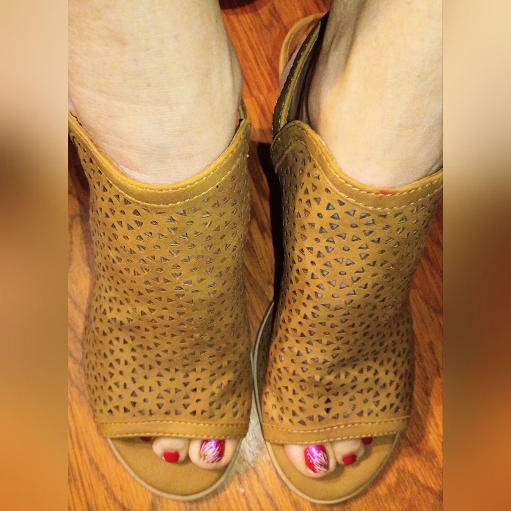 Universal Thread Tan Perforated Open-Toe #B58 - image 3